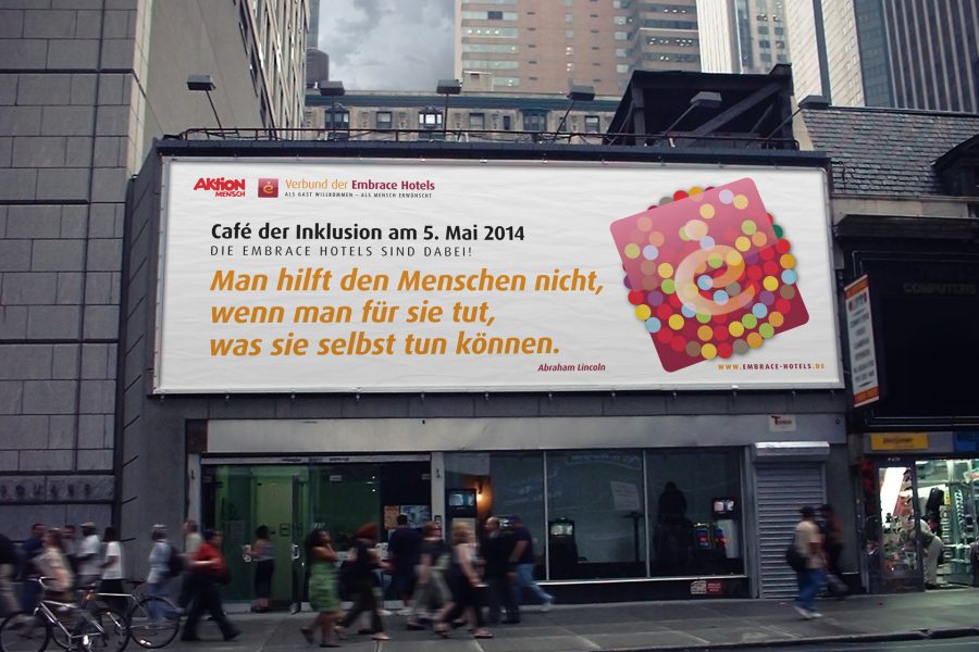 mockup4_Tag_der_inklusion_Embrace-Plakat