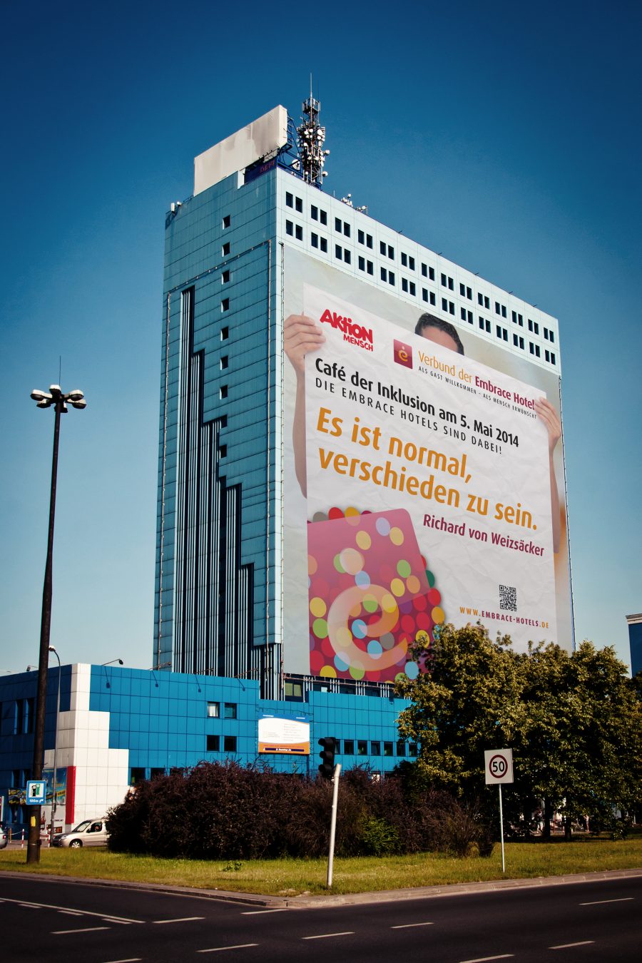 mockup6_Tag_der_inklusion_Embrace-Plakat