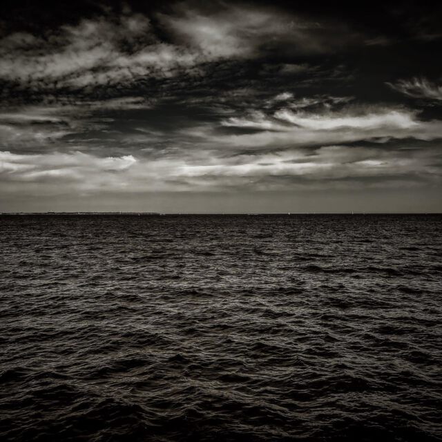 #ostsee #strand #sky #norddeutschland #germany🇩🇪 #visitgermany #schleswigholstein, #sea #water #drama #bnw #schwarzweiss #timmendorferstrand