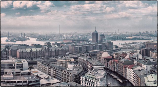 #kaispeicher A bevor die #elphilharmonie in #hamburg gebaut wurde. 09-2005 aufgenommen non der #nikolaikirche | #mahnmalstnikolai #welovehamburg #welovehh #retro #historisch #meineperle